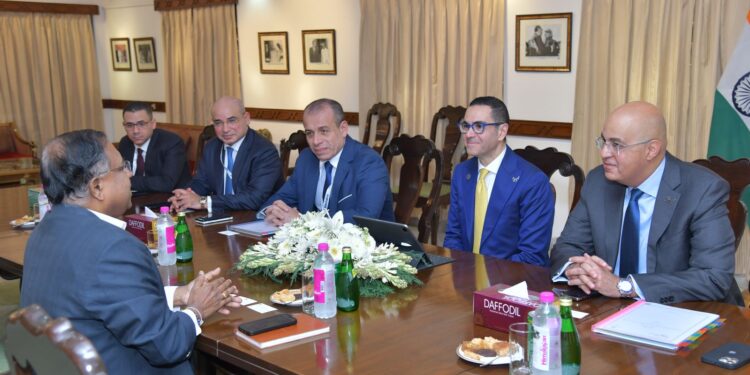 وزير الاستثمار يلتقي وزير التجارة والصناعة الهندي لبحث سبل تعزيز العلاقات الاقتصادية