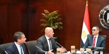 وزير الاستثمار والتجارة الخارجية يلتقي مستثمرين في مجال الطاقة الخضراء لبحث مشاريع تنموية واعدة