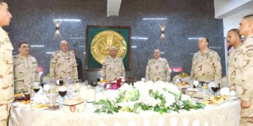 وزير الدفاع يشارك مقاتلى الجيش الثالث الميدانى وقوات شرق القناة لمكافحة الإرهاب تناول وجبة الإفطار