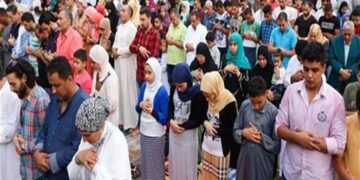 الأزهر للفتوى: صلاة الرجال بجوار النساء فى العيد دون حائل باطلة