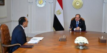 الرئيس السيسي يجتمع مع رئيس الوزراء ووزير البترول