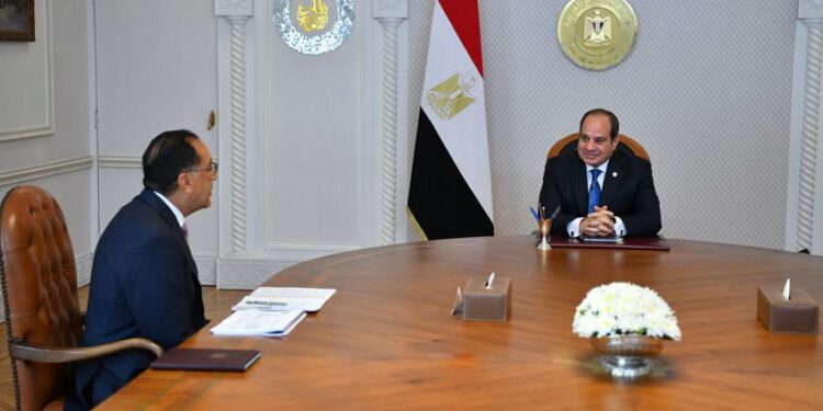 الرئيس السيسي يجتمع مع رئيس الوزراء ووزير البترول