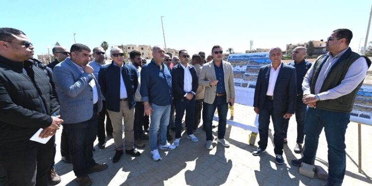 وزير الإسكان يتفقد أعمال رفع كفاءة طريق الازدواج وإنشاء سور منطقة الشانزلزيه والبوغاز الرئيسي بمركز مارينا العلمين السياحي
