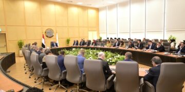 وزير الصناعة والنقل يبحث مع 29 شركة ومؤسسة فرنسية فرص الاستثمار بالسوق المصري