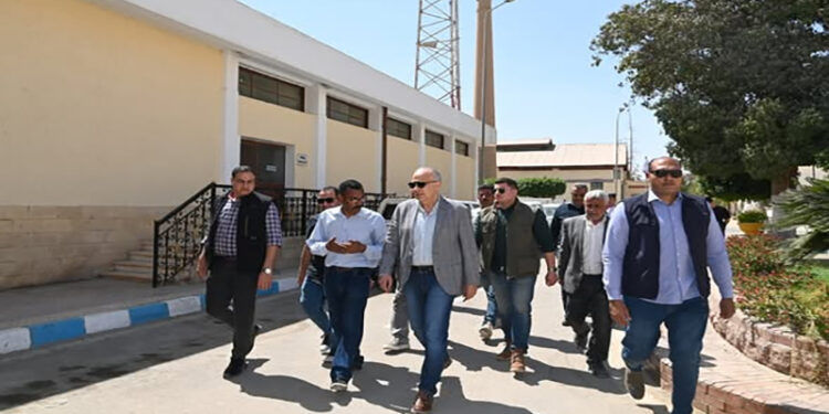 وزير الرى يتفقد محطة مياه شرب السويس قبل فترة أقصى الاحتياجات المائية