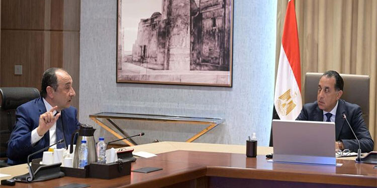 رئيس الوزراء يتابع مع وزير قطاع الأعمال العام آخر مستجدات مشروعات تطوير صناعة الغزل والنسيج