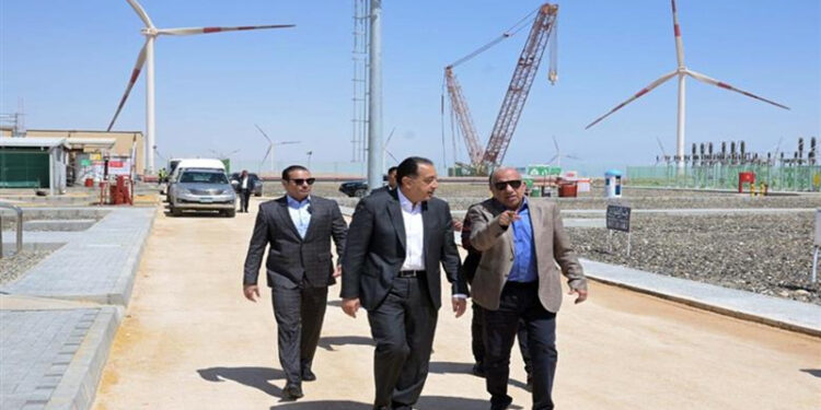 رئيس الوزراء يشدد على ضرورة الاتجاه نحو تصنيع جميع المعدات ومكونات مشروعات طاقة الرياح محليا