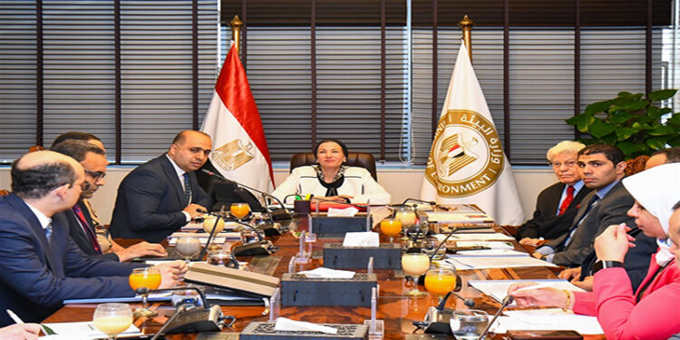 وزيرة البيئة تترأس الجلسة الأولى لمجلس إدارة جهاز تنظيم المخلفات فى تشكيله الجديد