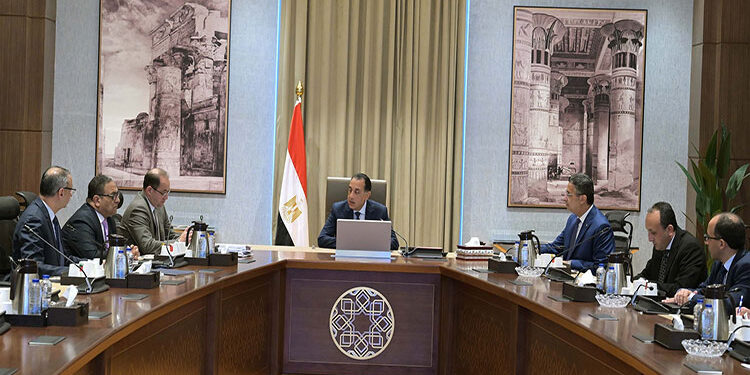 رئيس الوزراء يتابع عددًا من ملفات العمل المشتركة بين وزارتي المالية والتموين