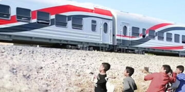 النقل تناشد المواطنين المشاركة فى التوعية من مخاطر ظاهرة رشق الأطفال للقطارات بالحجارة