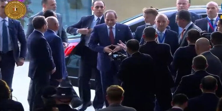 وصول الرئيس السيسى ونظيره الفرنسى إلى مستشفى العريش