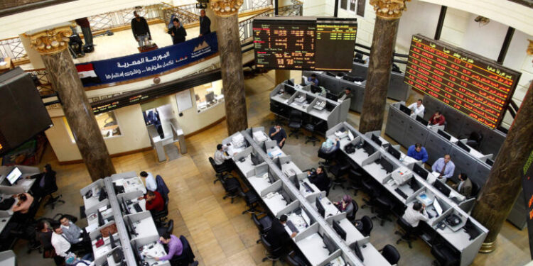 البورصة تخسر نحو 4 مليارات جنيه بمستهل التعاملات .. ومؤشرها الرئيسي يهبط 0.52%