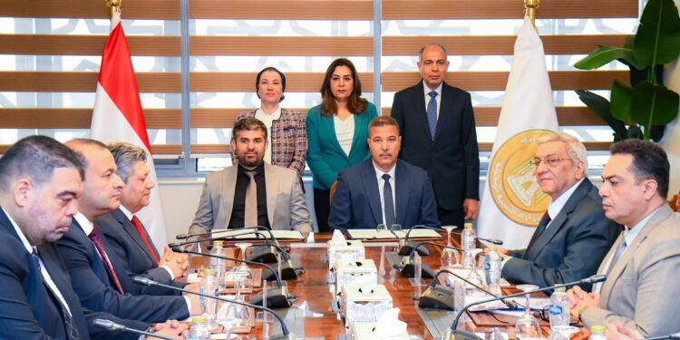 وزيرتا البيئة والتنمية يشهدان توقيع عقد إدارة وتشغيل مصنع تدوير المخلفات البلدية بمركز العدوة