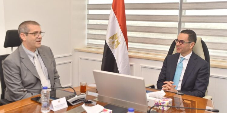 وزير الاستثمار يبحث مع المدير التنفيذي للجنة الاستشارية الدولية للقطن سبل تعزيز التعاون الدولي في مجال القطن ودعم صناعة الغزل والنسيج