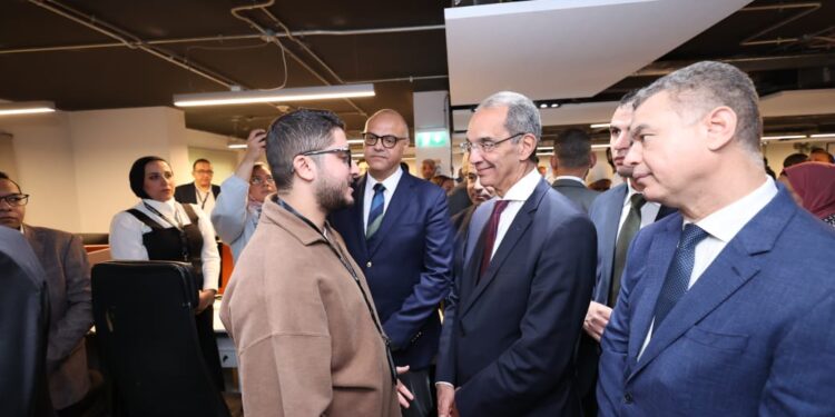 وزير الاتصالات : يزور فرع شركة سيليكون إكسبرت الأمريكية الرائدة عالميًا فى مجال إدارة وتحليل بيانات المكونات الإلكترونية