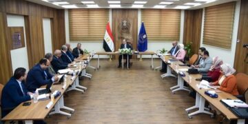 رئيس هيئة الدواء يعقد اجتماعًا موسعًا مع ممثلي نقابة الأطباء وجهاز الدمغة الطبية وغرفة الصناعة والاتحاد العام للغرف التجارية