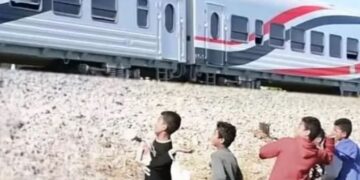 النقل تصدر بيان بشان رشق  قطار أشمون بالحجارة وفقدان طفلة صغيرة عينها