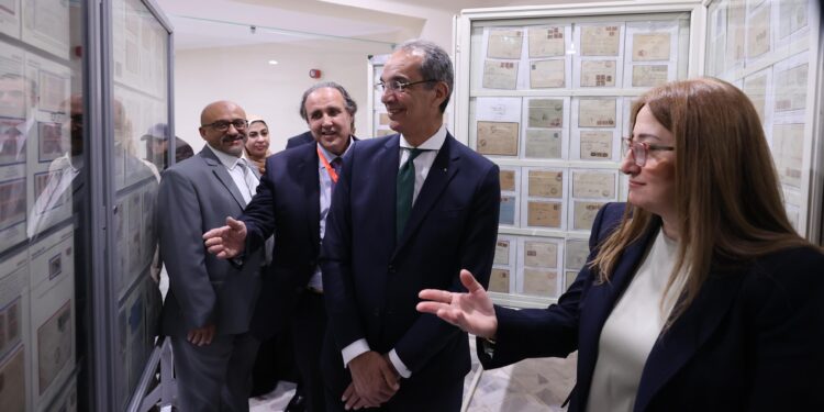 وزير الاتصالات يشهد احتفالية مرور 100 عام على إصدار أول طابع بريد تذكارى مصري