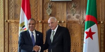 وزير الخارجية والهجرة يعقد جلسة مباحثات مع نظيره الجزائري