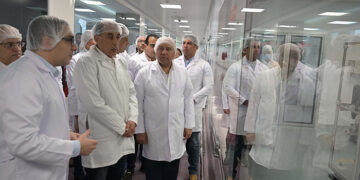 رئيس الوزراء يتفقد مصنع شركة يوتوبيا للصناعات الدوائية