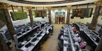مؤشرات البورصة تتباين بمستهل التعاملات وتخسر نحو مليار جنيه
