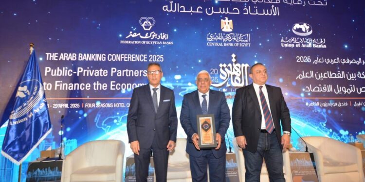 اتحاد المصارف العربية يكرّم أشرف القاضي الرئيس التنفيذي للمصرف المتحد