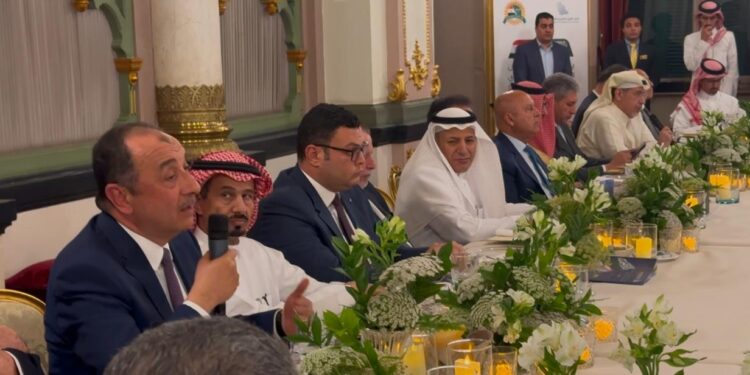 وزير قطاع الأعمال يشارك في جلسة حوارية مع وفد اتحاد الغرف التجارية السعودية لتعزيز التعاون الاستثماري