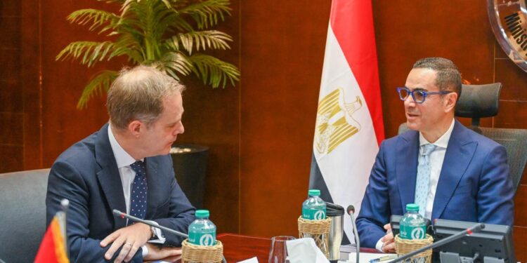 وزير الاستثمار والتجارة الخارجية يلتقي السفير البريطاني بالقاهرة لبحث سبل تعزيز التعاون الاقتصادي بين البلدين