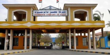 وزير قطاع الأعمال يتابع موقف مشروع المحطة الشمسية لتغذية مجمع الألومنيوم بالطاقة النظيفة