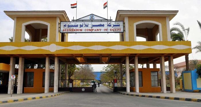 وزير قطاع الأعمال يتابع موقف مشروع المحطة الشمسية لتغذية مجمع الألومنيوم بالطاقة النظيفة