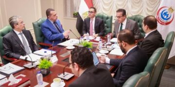 وزير الصحة يبحث مع وزير الاستثمار وضع آليات وحلول لتخفيف الأعباء المالية وتشجيع الاستثمار