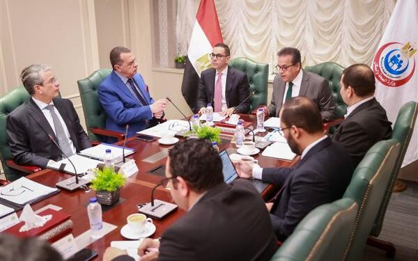 وزير الصحة يبحث مع وزير الاستثمار وضع آليات وحلول لتخفيف الأعباء المالية وتشجيع الاستثمار