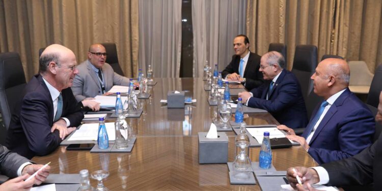 وزير الصناعة والنقل يلتقي وزير الاقتصاد والمالية الفرنسي لبحث تدعيم التعاون المشترك بين الجانبين في مجالي النقل والصناعة