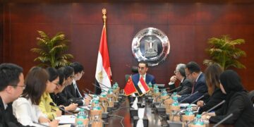 وزير الاستثمار يلتقي السفير الصيني بالقاهرة لبحث سبل تعزيز العلاقات الاقتصادية بين البلدين