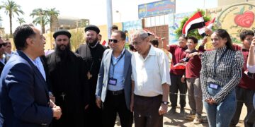 مدبولي يتوقف بالركاب أثناء توجهه لتفقد مستشفى منفلوط المركزي لإلقاء التحية على معلمي وطلاب مدرسة “