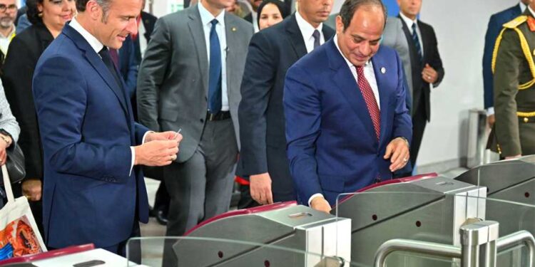المترو: الرئيسان السيسي وماكرون استخدما بطاقتين فريدتين تحملا اسميهما