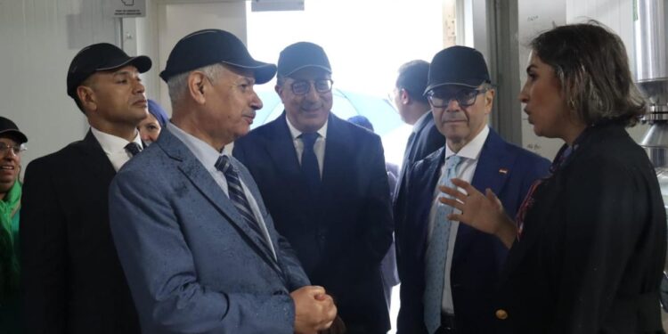 وزير الاستثمار والتجارة الخارجية يقوم بزيارة لإحدى شركات الأدوية التونسية