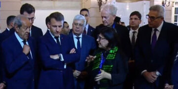 الرئيس الفرنسي إيمانويل ماكرون يجري جولة تفقدية بجامعة القاهرة