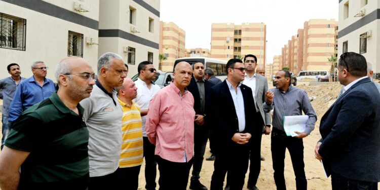 وزير الإسكان يتفقد محطة رفع مياه رقم 5 ومحاور الطرق والبنية الأساسية بمدينة بدر