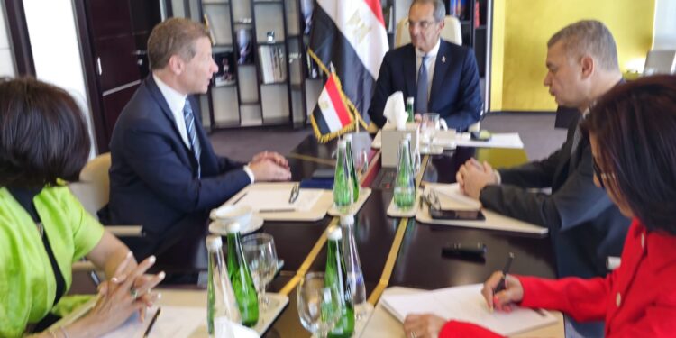 وزير الاتصالات يعقد مباحثات مع مسؤولى بنوك وشركات عالمية لبحث آفاق التعاون والاستثمار