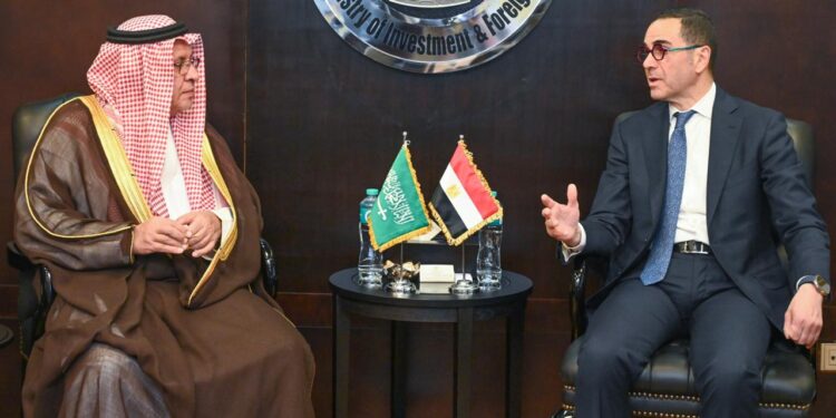 وزير الاستثمار والتجارة الخارجية يلتقي الأمين العام للمجلس التنسيقي المصري السعودي