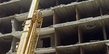 وزيرة التنمية : إزالة عقار مخالف من 7 أدوار بعين شمس وإحالة بعض المسئولين بالحي للنيابة الإدارية