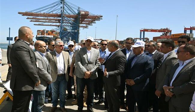 رئيس الوزراء يزور شركة قناة السويس للحاويات بميناء شرق بورسعيد