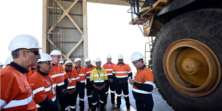 رئيس الوزراء يُشاهد أعمال التعدين تحت الأرض ويزور محطة توليد الكهرباء من الطاقة الشمسية بالمنجم