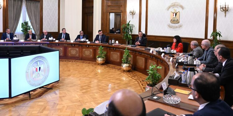 رئيس الوزراء يجتمع مع أعضاء اللجنة الاستشارية للتنمية العمرانية وتصدير العقار