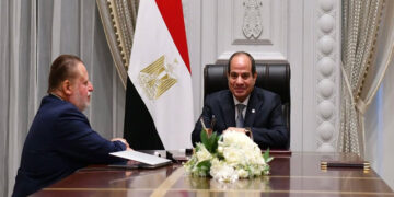 الرئيس السيسي يجتمع مع محافظ البنك المركزي ووزير المالية