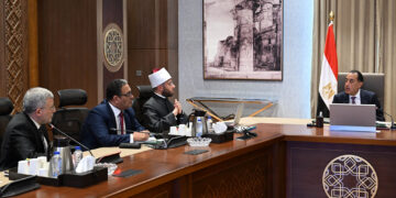رئيس الوزراء يستعرض مع وزير الأوقاف عدداً من ملفات العمل