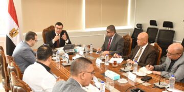 وزير الإسكان يعقد اجتماعاً مع رؤساء ومسئولي أجهزة تنمية مدن غرب القاهرة لمتابعة ملفات العمل