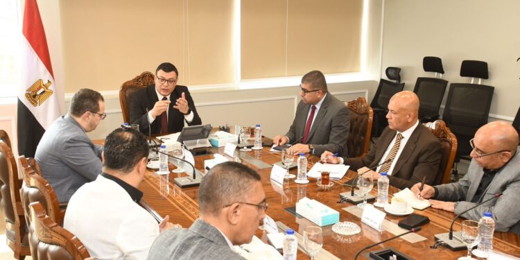 وزير الإسكان يعقد اجتماعاً مع رؤساء ومسئولي أجهزة تنمية مدن غرب القاهرة لمتابعة ملفات العمل