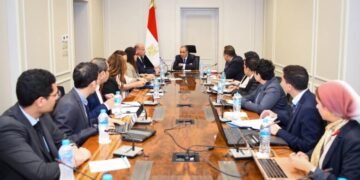 وزير الخارجية والهجرة يلتقي بقطاع الأمريكتين بالوزارة